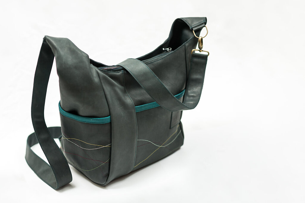 Ein abnehmbarer Träger ermöglicht es Dir die Tasche sowohl als Onbag wie auch als Umhängetasche zu tragen